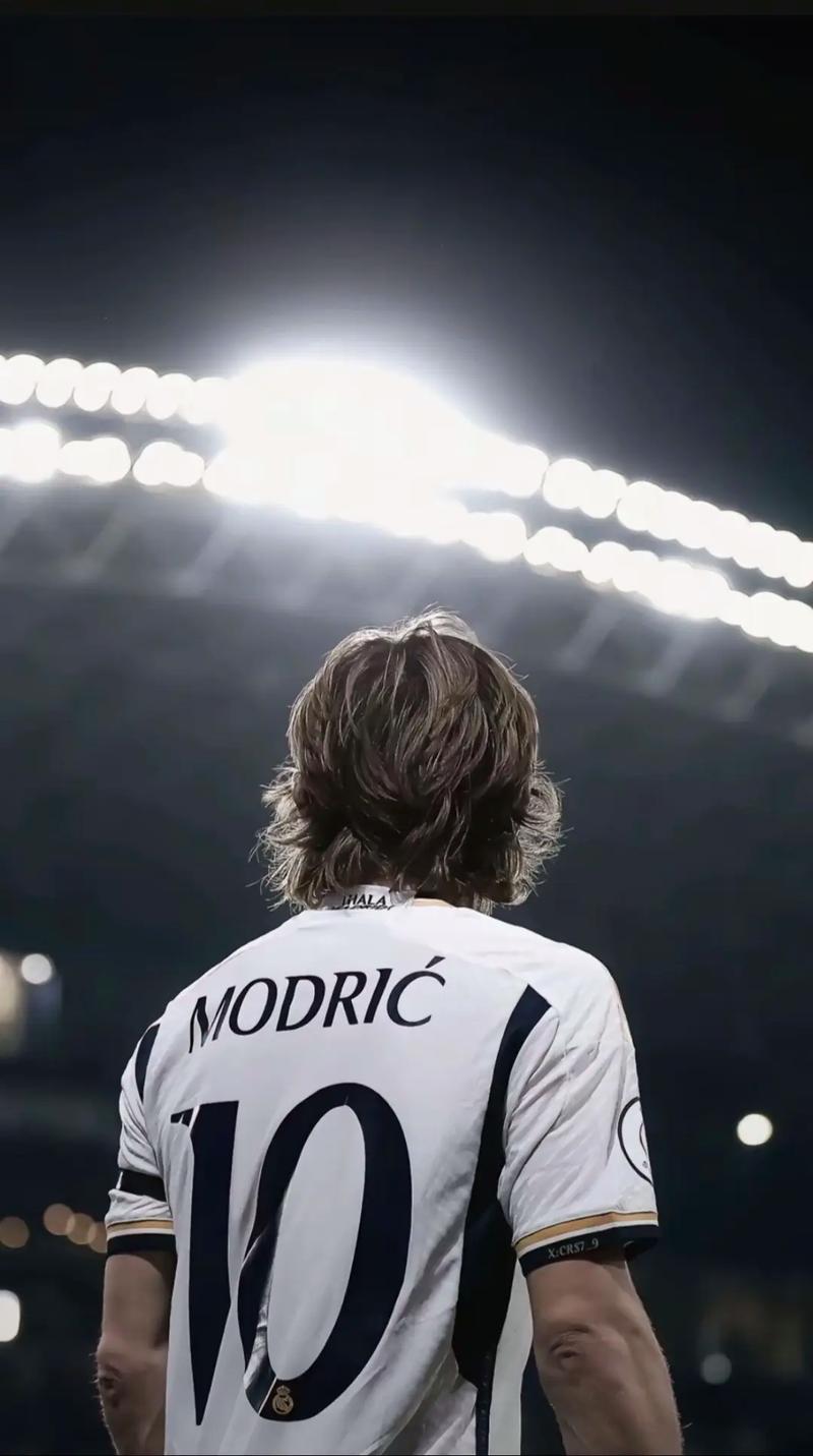 莱奥头发被拽找阿切尔比理论，后者：敢再指我就掰断你手指头